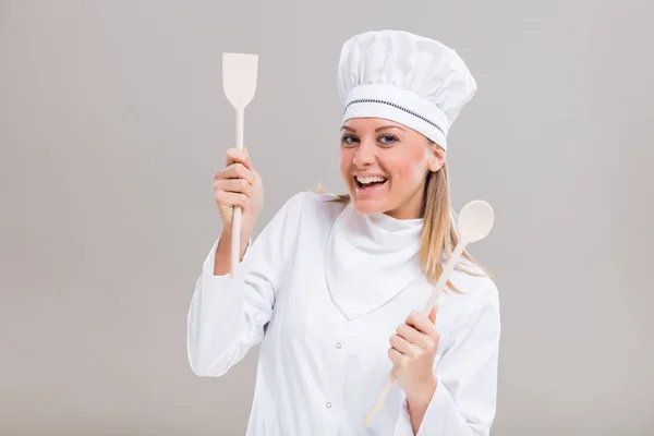 Gelukkig vrouwelijke chef-kok met haar werk-gereedschap — Stockfoto
