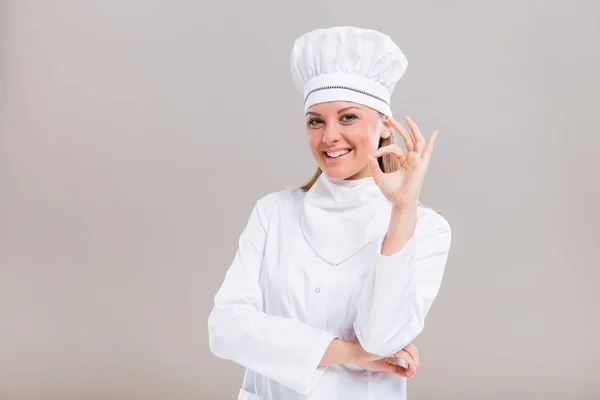 Mooie vrouwelijke chef-kok weergegeven: ok teken — Stockfoto