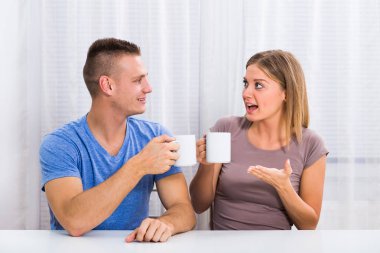 Kahve içme ve konuşmaya heyecanlı Çift