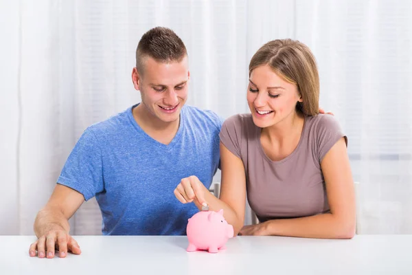 Geld sparen für glückliches Paar — Stockfoto