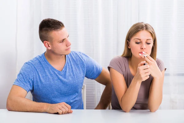 Sorgliga make på grund av hans fru missbruk — Stockfoto