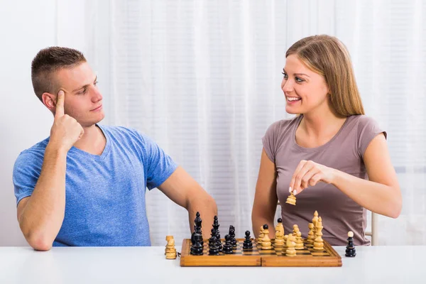 Pareja jugando ajedrez —  Fotos de Stock