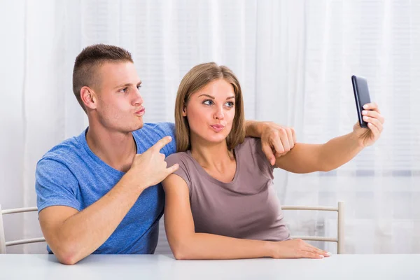 Gelukkig paar nemen selfie — Stockfoto