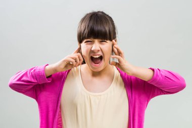 Öfkeli küçük kız dinlemek istemiyor