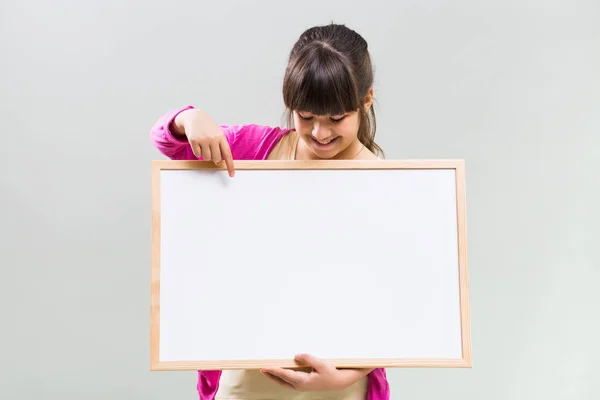 Liten flicka innehav whiteboard — Stockfoto