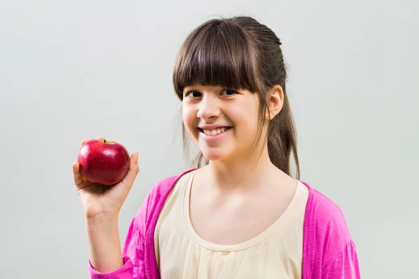 Petite fille tenant pomme — Photo