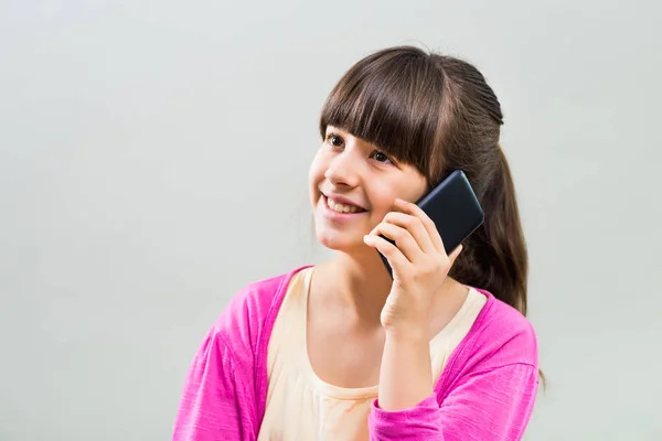 Liten flicka med mobiltelefon — Stockfoto