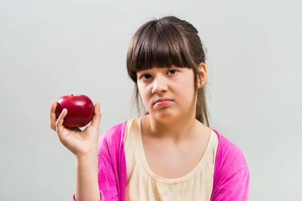 Маленькая девочка не хочет есть фрукты — стоковое фото