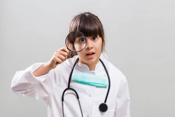 Lilla läkare tittar genom lupp — Stockfoto