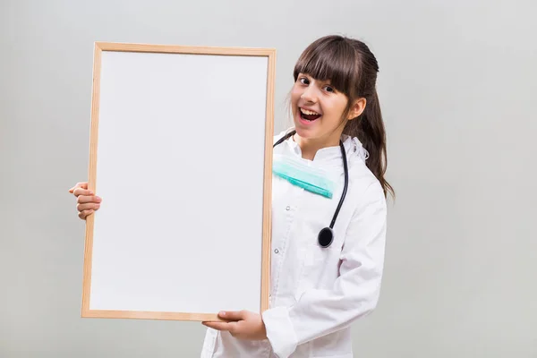 Kleiner Arzt mit Whiteboard — Stockfoto