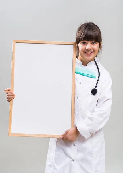 Lilla läkare innehav whiteboard — Stockfoto