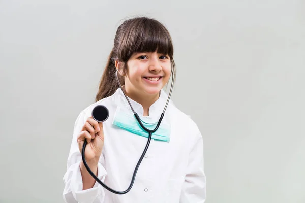 Mały Doktor gospodarstwa stetoskop — Zdjęcie stockowe