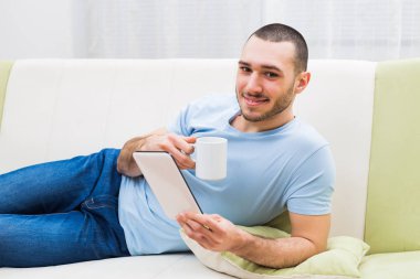 Dijital tablet kullanma ve içme kahve adam