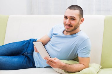 Dijital tablet kullanan adam