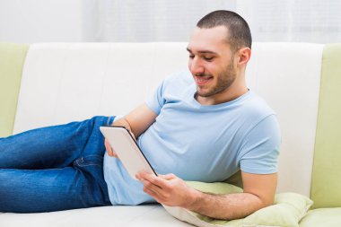 Dijital tablet kullanan adam