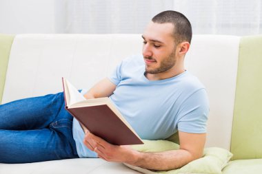Adam kitap okuyor.