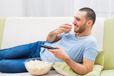 TV izlerken, patlamış mısır yemek adam