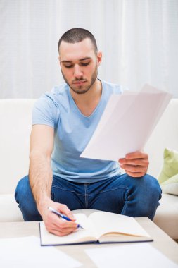 İş adamı evde çalışıyor.