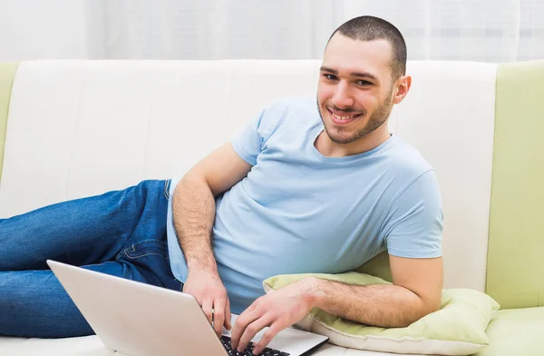 Hombre usando ordenador portátil — Foto de Stock