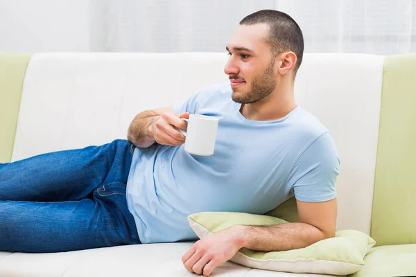 Mann trinkt Kaffee — Stockfoto