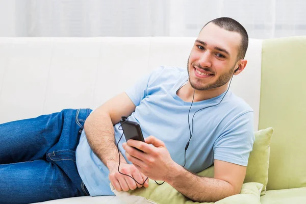 Man lyssnar musik på telefonen — Stockfoto