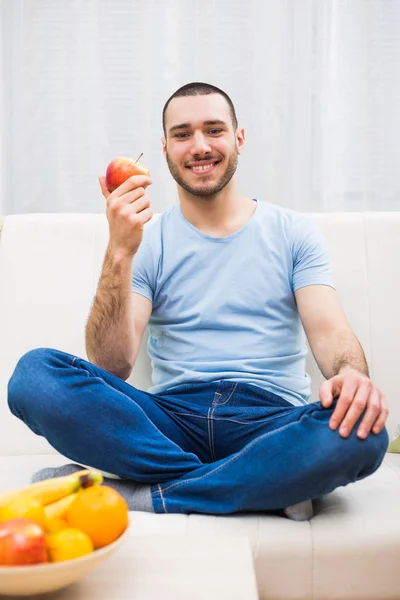 Man äta äpple — Stockfoto