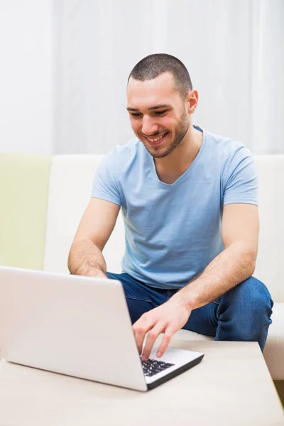 Hombre usando ordenador portátil — Foto de Stock