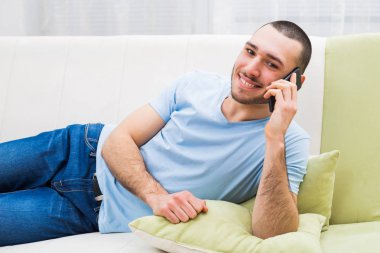 Cep telefonu kullanan adam