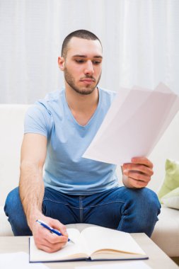 İş adamı evde çalışıyor.