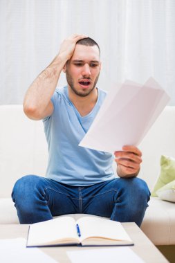 Evde çalışan panik içinde işadamı