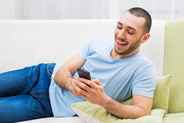 Aufgeregter Mann schreibt SMS am Telefon — Stockfoto