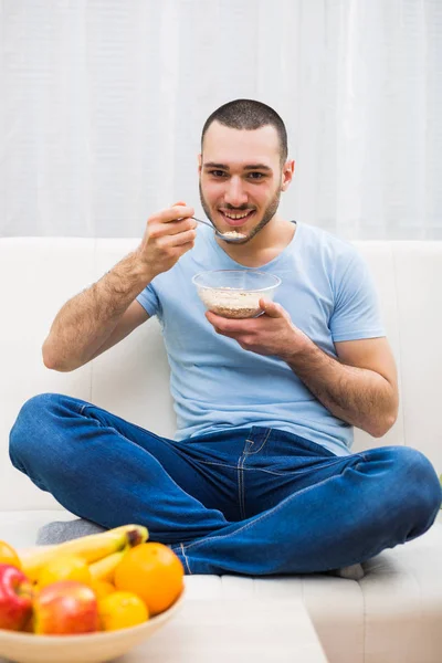 Man met gezond ontbijt — Stockfoto