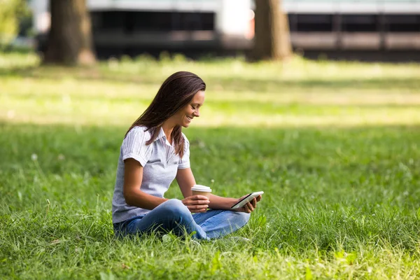 Kahve içme ve dijital tablet kullanarak iş kadını — Stok fotoğraf