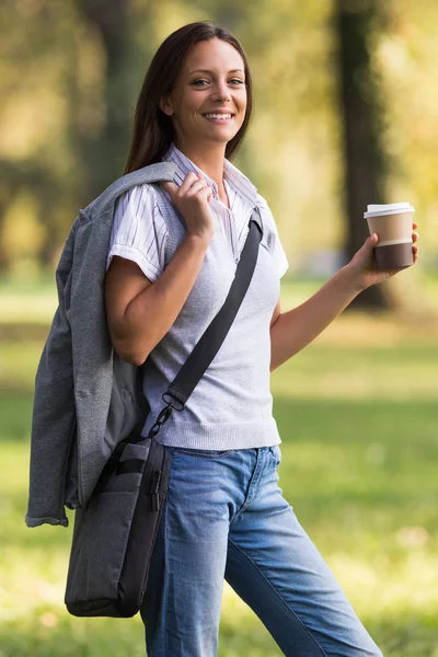 Empresaria bebiendo café — Foto de Stock