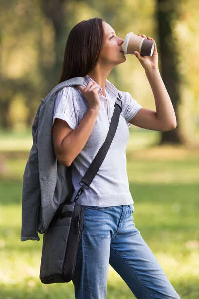 Zakenvrouw drinken koffie — Stockfoto