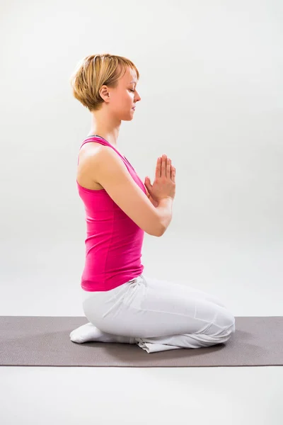 Vrouw die yoga beoefent — Stockfoto