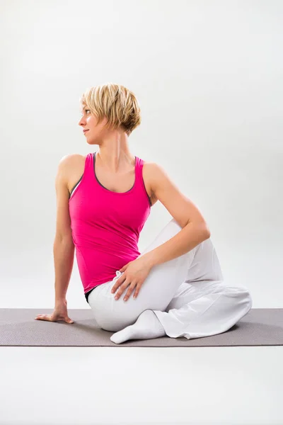 Vrouw die yoga beoefent — Stockfoto