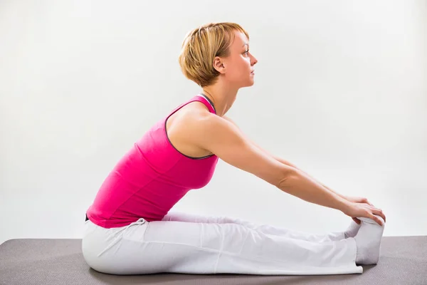 Woman practicing yoga — Stock Photo, Image