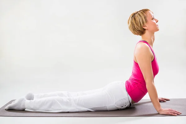 Mujer practicando yoga — Foto de Stock