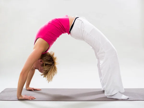 Mujer practicando yoga — Foto de Stock