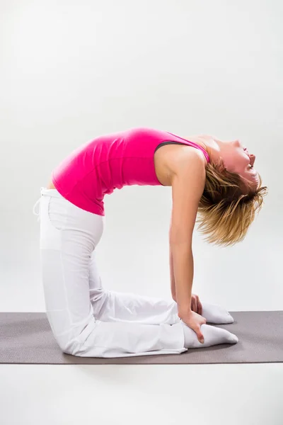 Mulher praticando ioga — Fotografia de Stock