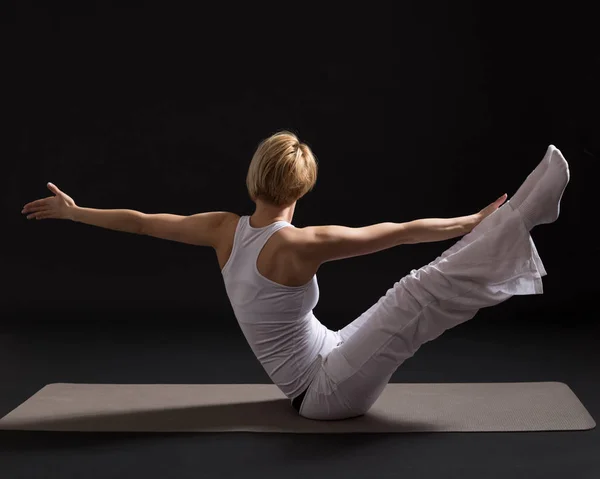 Woman practicing yoga — Stock Photo, Image