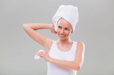 Deodorant stick kullanarak kadın 