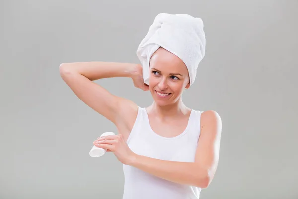 Vrouw met behulp van deodorant stick — Stockfoto