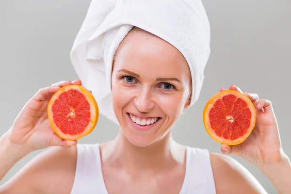 Vrouw met plakjes van grapefruit — Stockfoto