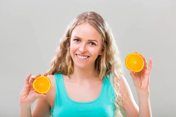 Kadın holding turuncu — Stok fotoğraf