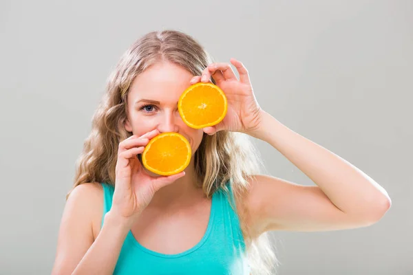 Mujer sosteniendo naranja — Foto de Stock