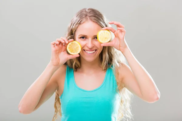 Kvinna anläggning citron — Stockfoto