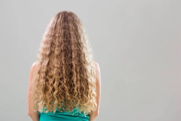 Красива блондинка довге волосся — стокове фото