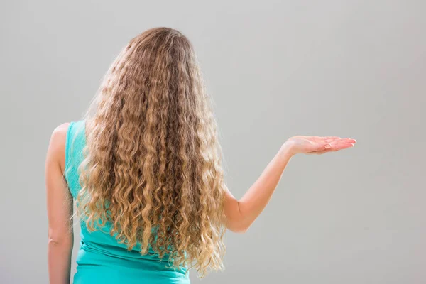 Mulher com cabelo comprido gesticulando — Fotografia de Stock